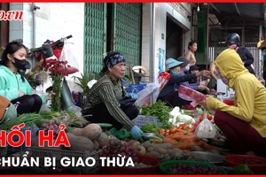 Video: Người dân hối hả chuẩn bị giao thừa