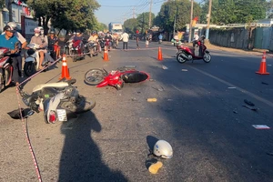 Video: 3 xe máy tông nhau, 1 người chết, 2 người bị thương