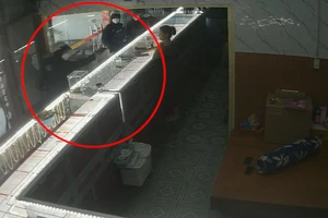 Video: Giây phút 4 người xông vào cướp tiệm vàng ở Bình Dương