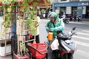 Video: Mát lòng người đi đường giữa nắng nóng Sài Gòn