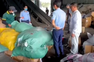 Video: TP.HCM: Gần 42.000 sản phẩm quần áo, túi xách bị tiêu hủy