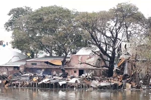 Video: Hiện trường đổ nát sau vụ cháy ven kênh Đôi, quận 8