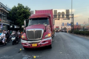 Video: Va chạm với xe container trên đường đi chơi, cô gái trẻ tử vong 