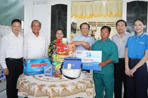 Chương trình 'Cùng ngư dân thắp sáng đèn trên biển' thăm hỏi ngư dân khó khăn ở Tiền Giang