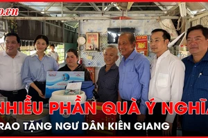 Nguyên Phó Thủ tướng Trương Hòa Bình thăm, tặng quà 3 ngư dân tỉnh Kiên Giang