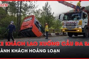Xe khách lao xuống cầu Đa Sa, hơn chục khách hoảng loạn