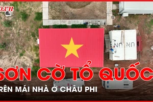 Video: Sơn cờ Tổ quốc trên mái nhà gần 100 m² ở Châu Phi