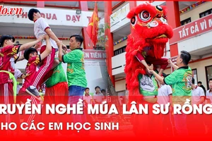 Dạy múa lân sư rồng cho các em học sinh trong trường