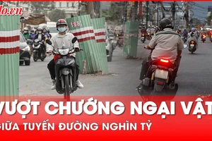 Video: Lái xe luồn lách qua cột điện và lô cốt giữa tuyến đường nghìn tỷ ở TP.HCM 