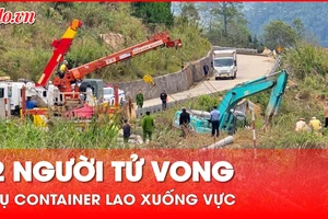 Kinh hoàng vụ container chở cột điện lao xuống vực, 2 người tử vong