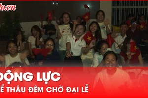 Rất đông bạn trẻ thâu đêm chờ đại lễ 30-4: Động lực lớn từ đâu?