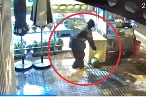 TP.HCM: Hai người mặc áo mưa trộm hơn 40kg sầu riêng lúc rạng sáng