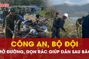 Công an, bộ đội đến Vịnh Xuân Đài mở đường, dọn rác giúp dân sau bão số 13
