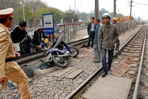 Một hành khách đi tàu chết cạnh đường ray