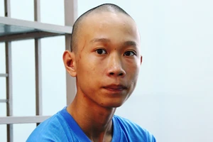 Khởi tố hai thanh niên ném đá xe khách