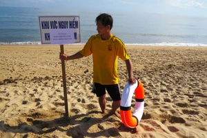 Cá lạ khổng lồ xuất hiện, cấm tắm biển Tuy Hòa