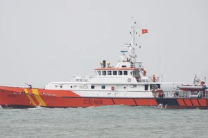 Tàu cứu nạn ra khơi cứu ngư dân bị bệnh nặng