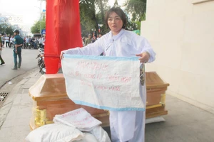 Gây sức ép với ngân hàng về việc phát mãi khách sạn