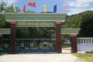 Sẽ xử nghiêm thầy giáo đổ nước vào miệng học sinh