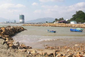 Né trách nhiệm vụ để lấp lấn vịnh Nha Trang trái phép