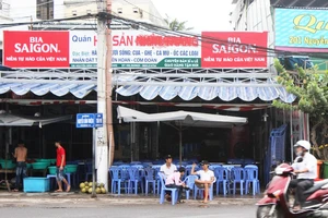 Hất đồ ăn tung tóe vào người du khách rồi đuổi ra khỏi quán