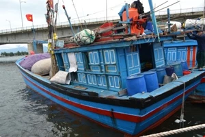 Tàu cá của ngư dân bị tàu lạ đâm chìm trên vùng biển Hoàng Sa