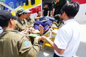 Dùng thủy phi cơ chở ngư dân đau tim ở Trường Sa về đất liền 