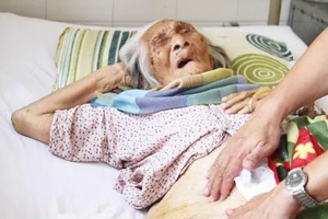 Thay khớp háng cho cụ bà 98 tuổi bị gãy xương đùi