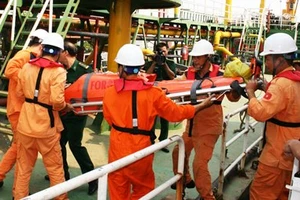 Cấp cứu kịp thời 1 ngư dân bị bệnh nặng trên biển