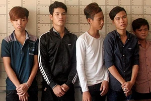 Bắt 10 thanh thiếu niên chém người loạn xạ trên phố