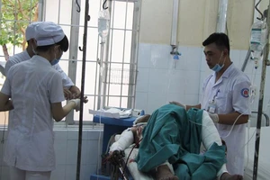 Xông vào bệnh viện tẩm xăng tự thiêu, đốt luôn vợ cũ