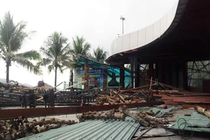 Tháo dỡ nhà hàng chắn biển Nha Trang