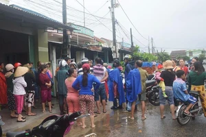 Bất lực nhìn 4 ngư dân bị lũ cuốn ra biển mất tích