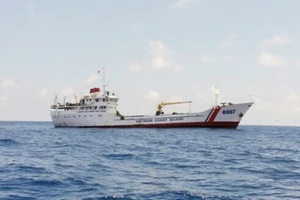 Tàu cảnh sát biển cứu 11 ngư dân bị nạn