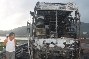 Xe giường nằm cháy rụi, 25 hành khách chạy thoát thân