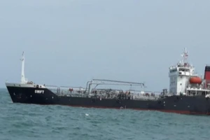 Tạm giữ tàu nước ngoài chở trái phép hơn 4.000 tấn xăng