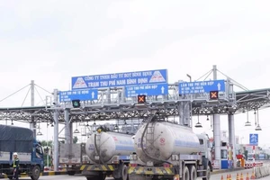 Công an xử lý vụ xe bồn chặn trạm thu phí để đòi nợ