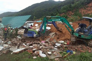 Sạt lở núi kinh hoàng ở Nha Trang, 10 người thương vong