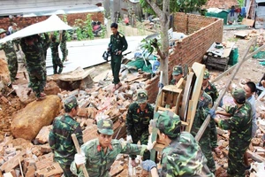 Giúp dân tìm tài sản trong những ngôi nhà bị chôn lấp