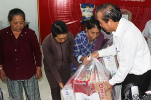 Cháy 70 căn nhà ở Nha Trang: Hỗ trợ người dân ăn tết​