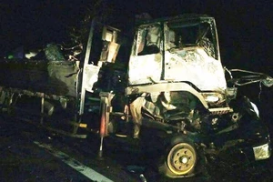 Kinh hoàng 2 người tử nạn trong cabin bốc cháy dữ dội