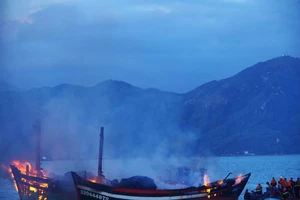 3 tàu đang neo đậu bị lửa thiêu rụi