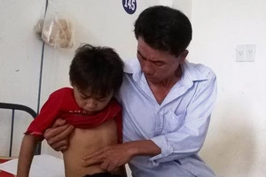 Phụ huynh xông vào trường đánh cháu bé lớp 3 nhập viện