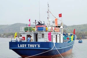  Cứu hộ cứu tàu cá vỏ thép bị nạn