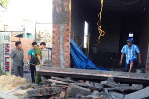 Sập đan bê tông nhà xây không phép, 2 người thương vong