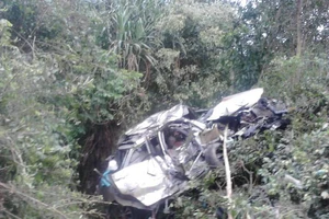 Tàu lửa tông nát ô tô, 4 người tử vong