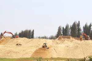 Ngừng thi công dự án phá rừng phòng hộ làm sân golf