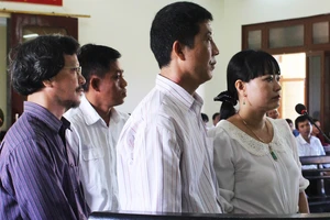 Hoãn xử vì 129 người liên quan không đến tòa