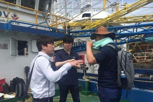 Chuyên gia Hàn Quốc kiểm tra tàu vỏ thép bị hỏng