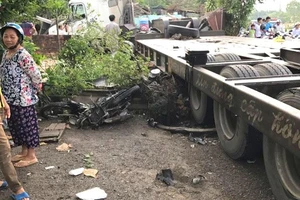 Xe đầu kéo tông chết 2 vợ chồng, làm sập tiệm cắt tóc